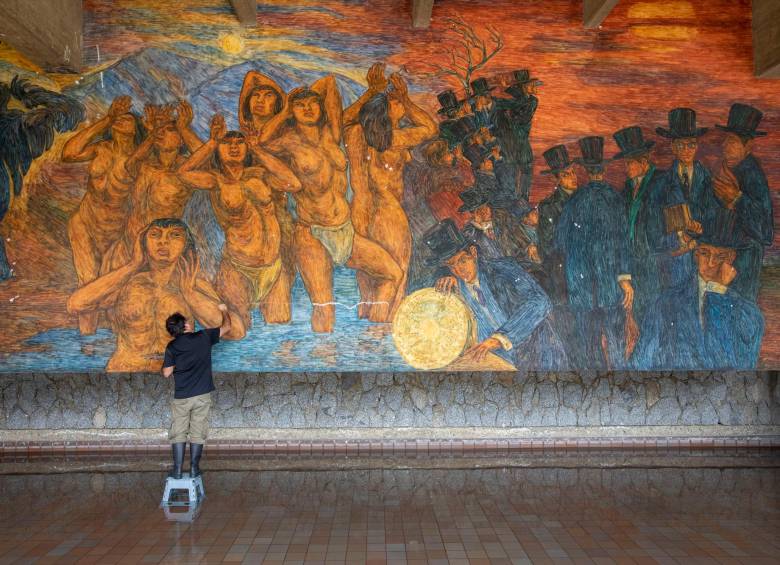 Los restauradores trabajan sobre andamios y taburetes. Así se ve la obra. FOTO edwin bustamante