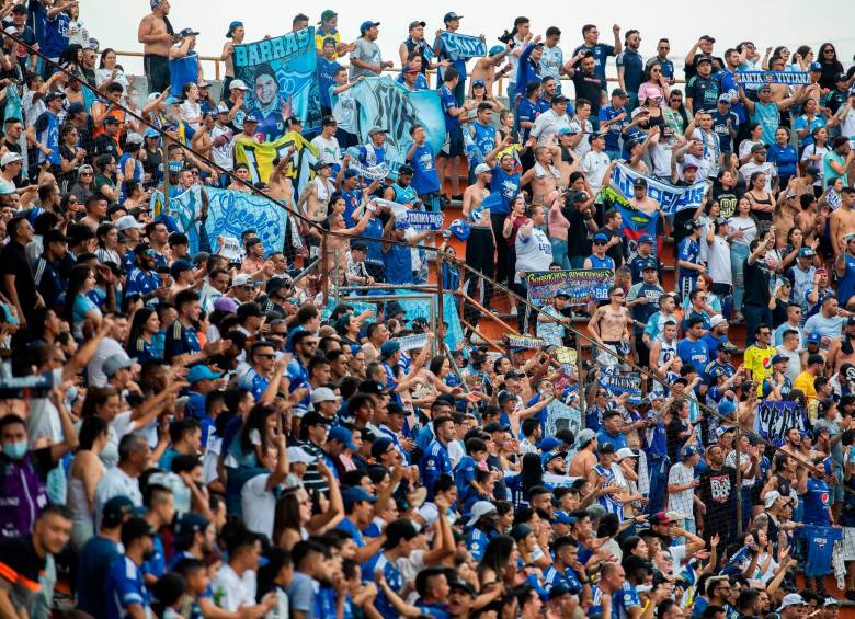 Policía intervino para detener pelea entre algunos hinchas de Millonarios en el estadio Polideportivo Sur. FOTO ESNEYDER GUTIÉRREZ