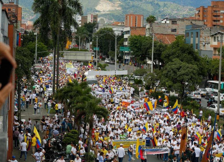 Desde las 10 de la mañana, cientos de manifestantes recorrieron las vías de Medellín para protestar en contra del gobierno de Gustavo Petro y Daniel Quintero. FOTO: CAMILO SUÁREZ