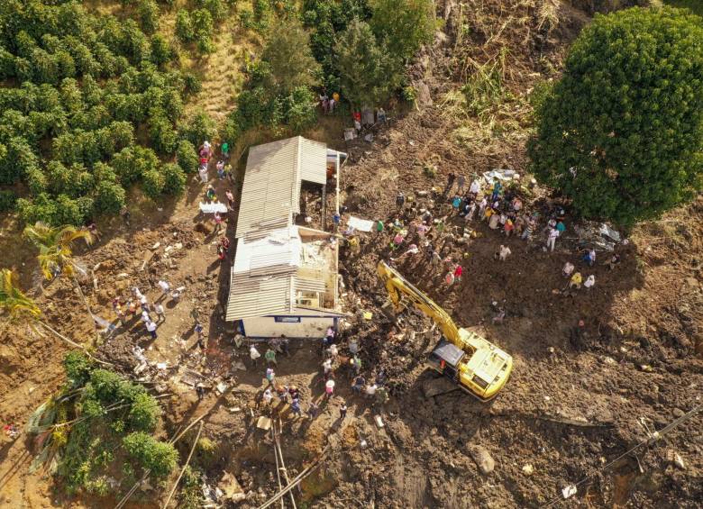 Una acumulación de agua en la parte alta de la montaña fue la causa de la tragedia, según las autoridades. El Dagran sobrevoló y dio parte de tranquilidad sobre nuevos posibles deslizamientos.