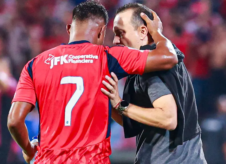 El entrenador antioqueño Alejandro Restrepo busca su segundo título de Liga en el fútbol profesional colombiano. El anterior lo ganó en 2022 con Pereira. FOTO: MANUEL SALDARRIAGA