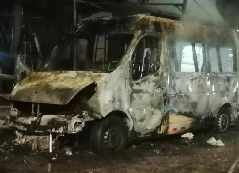 Sujetos que se movilizaban en moto incendiaron una ambulancia en la vía que conduce del municipio de Hobo hacia Neiva, en el Huila. FOTO: POLICÍA 