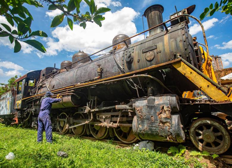 Reparación estética a la Locomotora 56 Gabriel, ubicada en los antiguos talleres del Ferrocarril en Bello. Foto: Esneyder Gutiérrez Cardona