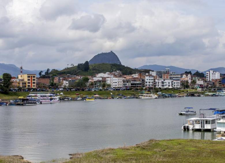 Por las heladas temperaturas, las algas, sedimentos y las corrientes ocultas, nadar en el embalse de Guatapé está prohibido y el uso de chaleco salvavidas en sus servicios fluviales es obligatorio. Foto de referencia: Juan Antonio Sánchez Ocampo