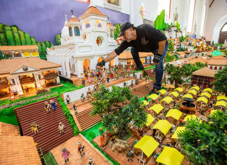 Luis Fernando Betancur, como un gigante, supervisa el pesebre de Venecia. Foto: Esneyder Gutiérrez