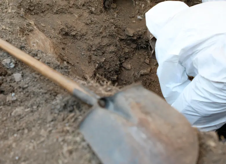 En los puntos de interés forense encontraron palas e insignias militares. FOTO: COLPRENSA