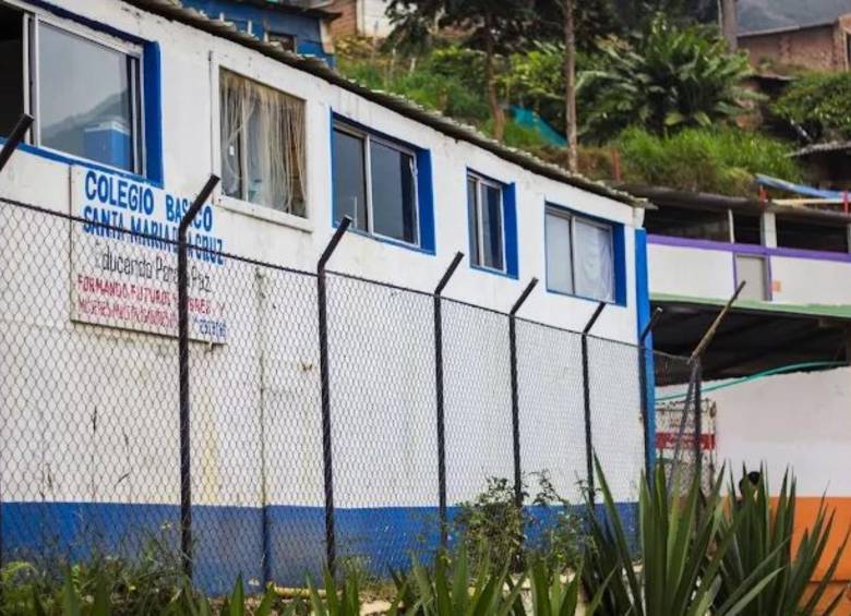 Fachada del colegio Santa María de la Cruz, ubicado en el barrio La Cruz de la Comuna de Manrique. FOTO: Tomada de redes sociales