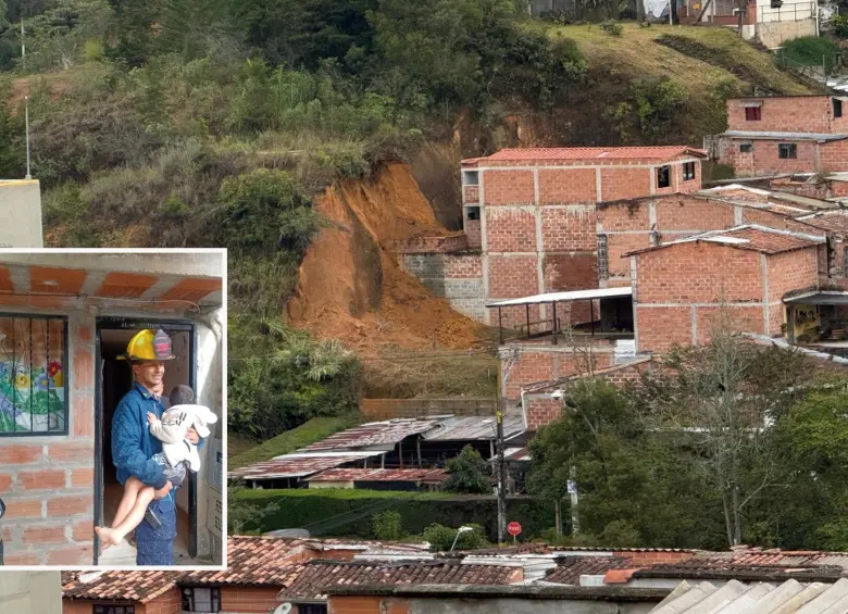 Adelante, uno de los bomberos de Rionegro rescatando a un menor de edad. Atrás, la magnitud del deslizamiento. FOTO: Cortesía.