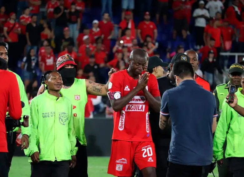 Adrián Ramos no pudo contener las lágrimas ante lo sucedido el día de su retiro del fútbol. FOTO: Colprensa