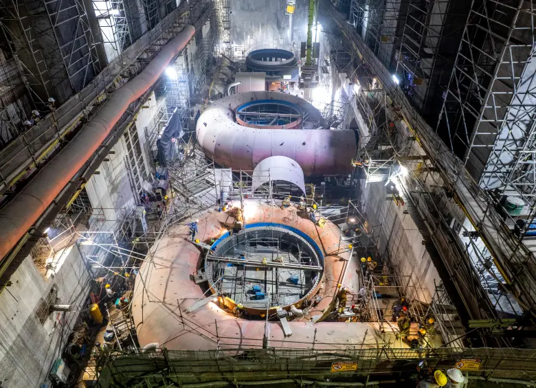Son enormes piezas de acero instaladas en la casa de máquinas de la hidroeléctrica, claves para cada generador. FOTO cortesía EPM