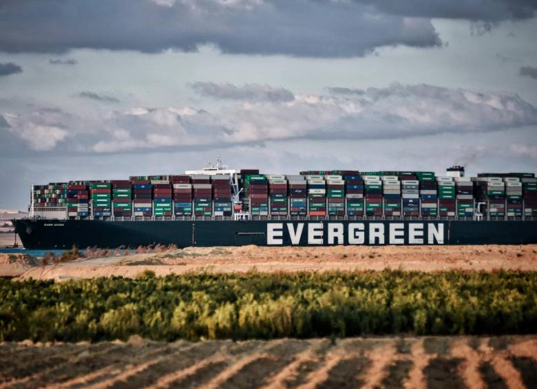 Este es el portacontenedores Ever Given, de la naviera taiwanesa Evergreen, que estuvo encallado seis días en el Suez. FOTO Getty