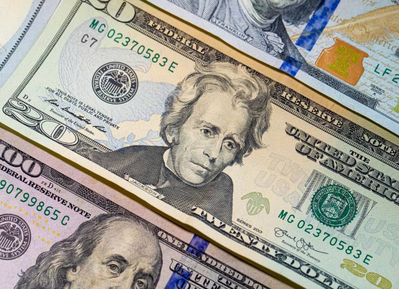 En los primeros 30 minutos de negociación, el dólar alcanzó un máximo de $4.694. FOTO: CARLOS VELÁSQUEZ.