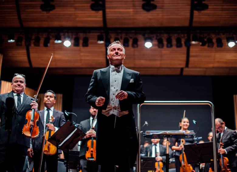 Durante la pandemia, el maestro estuvo explorando la obra de Franz Liszt, que no conocía mucho antes. Foto: cortesía Filarmónica de Medellín
