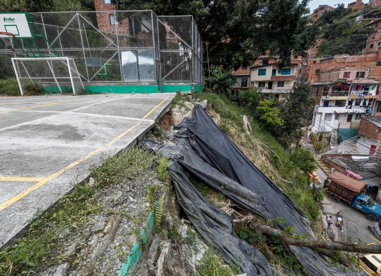 La cancha del sector El Pesebre está inutilizable desde hace varios meses. Foto: Manuel Saldarriaga. 