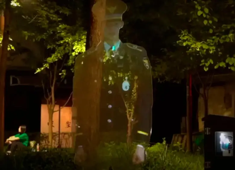 El holograma se proyecta a tamaño real en un parque de Seúl. FOTO: Captura de video