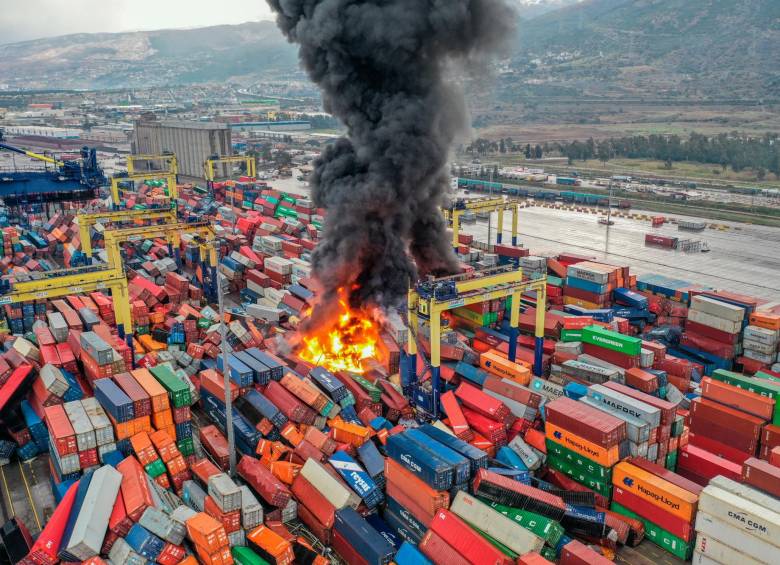 El sismo produjo un incendio en el puerto Internacional de Iskenderun de Hatay, Turquía. Foto: Getty