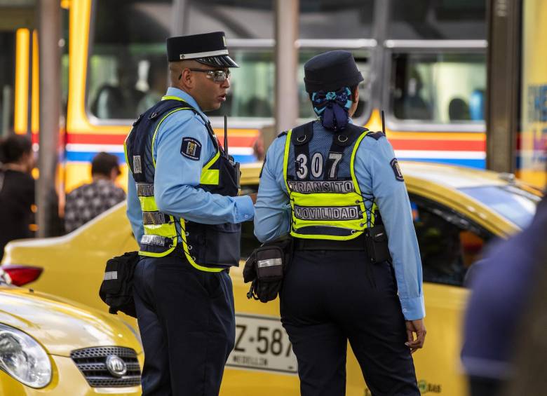 La alcaldía de Medellín hizo un llamado a respetar la labor de los agentes de tránsito. Foto: Carlos Alberto Velásquez.