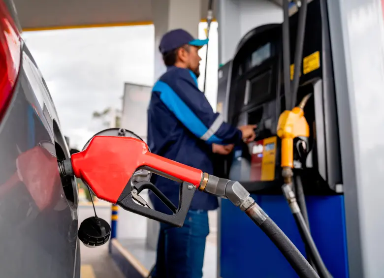 Uno de los puntos más sensibles tiene que ver con los combustibles. La iniciativa establece que “la gasolina y el ACPM tendrán IVA del 10% en 2026-2027 y luego la tarifa general”. FOTO: GETTY