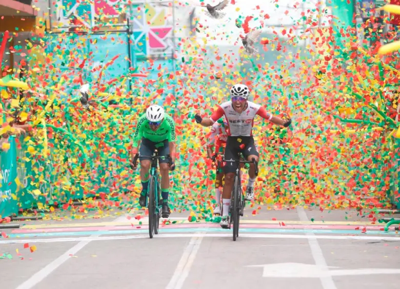 César Guavita celebró en Guatemala. Foto: @Federación Deportiva Nacional de Ciclismo de Guatemala
