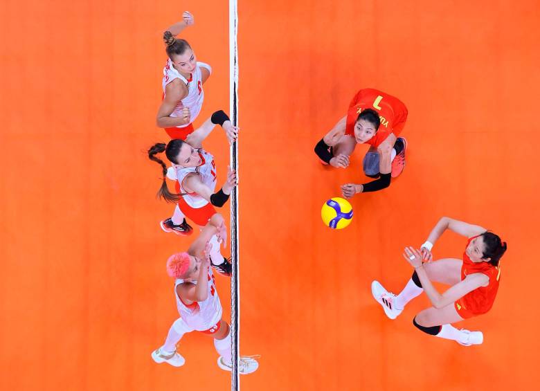 El equipo de Turquía se defiende contra el ataque del Equipo de China durante el Preliminar de Mujeres. Foto Getty Images