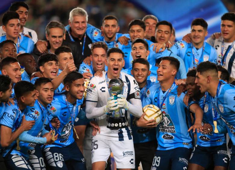 Pachuca celebra en México el título de la Liga tras vencer al Toluca 3-1, con los colombianos Óscar Murillo, Avilés Hurtado y Marino Hinestroza en el campo. FOTO: EFE 