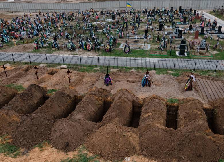 Los ucranianos no dan abasto con el entierro de sus muertos. Todos los días sepultan a los caídos en la guerra. FOTO getty