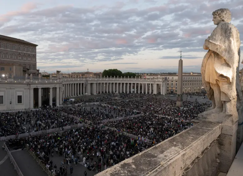 Este miércoles, la plaza de San Pedro estuvo abarrotada de fieles que esperaban ver la primera fumata de la votación del cónclave. FOTO: Getty