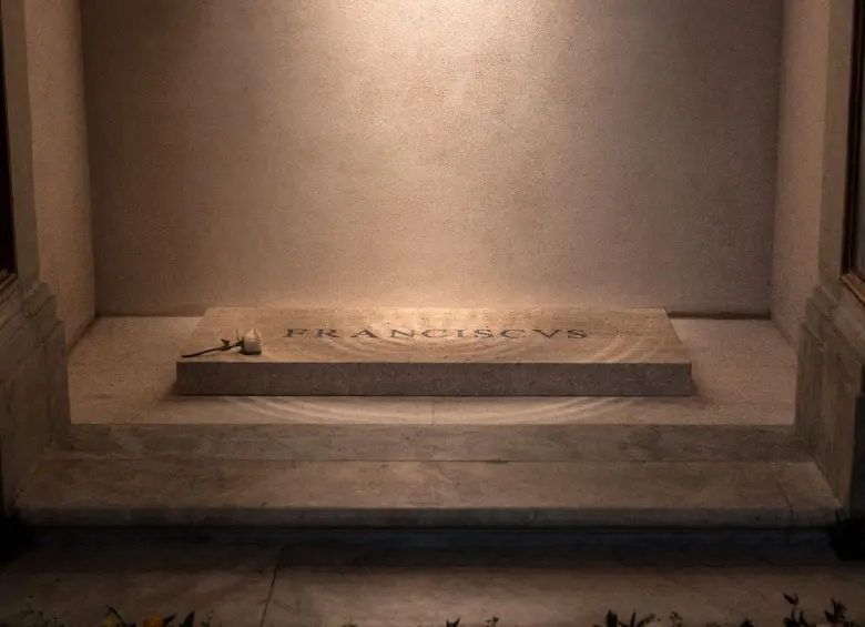 En la tumba del papa latinoamericano aparece la inscripción FRANCISCUS, la cual ha despertado curiosidad por lo separada que está la letra A de las demás. Foto: Getty Images