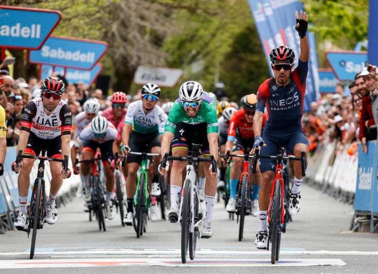 Con su mano en lo alto, así celebró Daniel Felipe Martínez su triunfo en la cuarta etapa de la Vuelta al País Vasco. FOTO TOMADA @ehitzulia