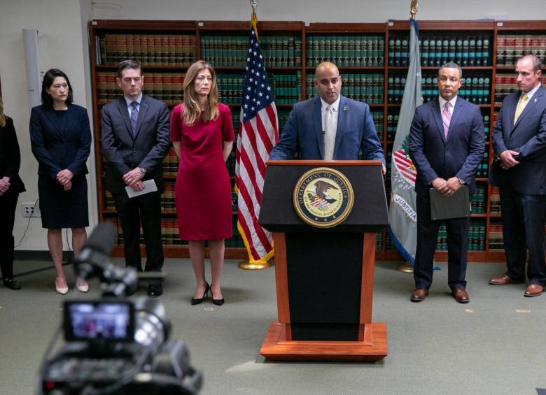 El agente especial interino a cargo de la Investigación de Seguridad Nacional en la oficina de Nueva York, Ricky J. Patel (C), habla durante una conferencia de prensa para anunciar la extradición de Dario Antonio Usuga David ‘ Otoniel’. FOTO: EFE