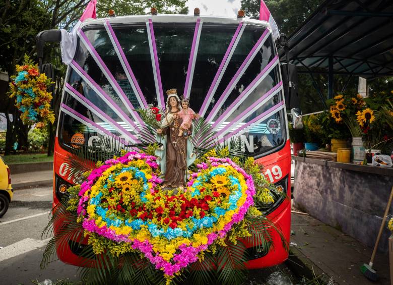 Conductores en Colombia decoran sus vehículos con la imagen de la Virgen del Carmen para rendirle homenaje cada 16 de julio. FOTO Camilo Suárez
