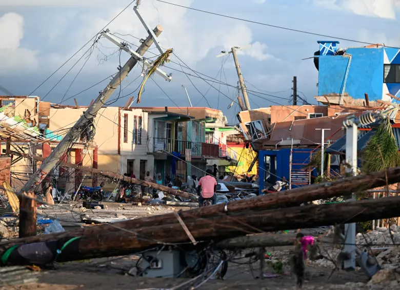 Estación de servicio dañada tras el paso del huracán Melissa, en la ciudad de Bahía Montego, Jamaica. FOTO: AFP