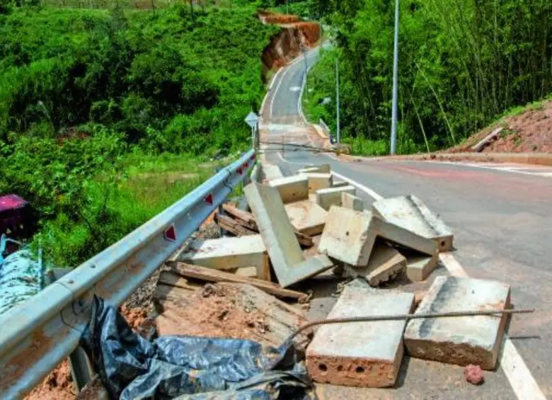 Si bien en la zona ya la carretera está pavimentada y señalizada, todavía se observan aspectos como este en el frente de obras donde hay poca actividad. Foto: Julio Herrera.