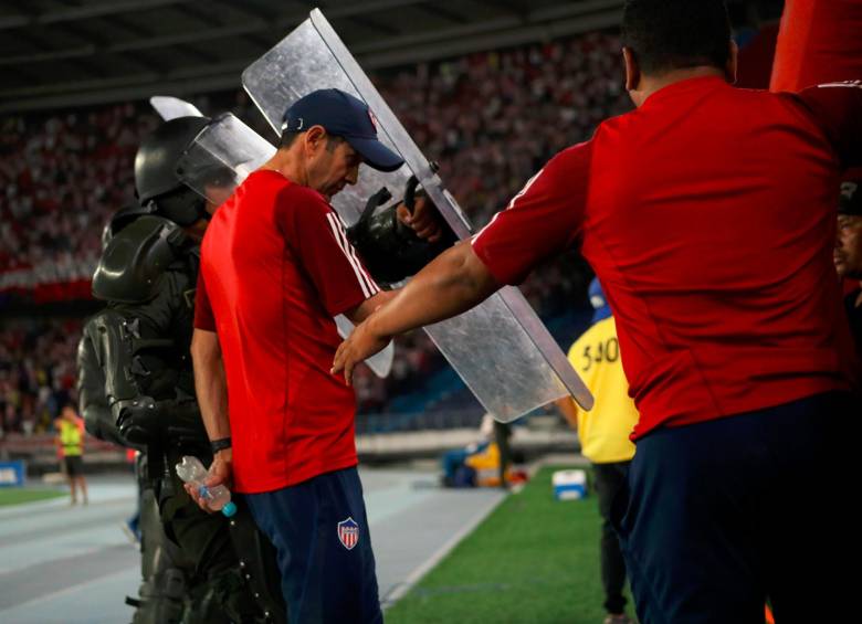 Arturo Reyes durante uno de sus últimos partidos dirigiendo al Junior, en el que salió silbado por los hinchas barranquilleros. FOTO COLPRENSA