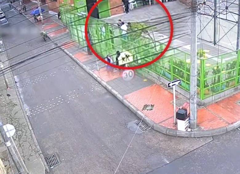 Un padre agredió a su hijo en un colegio de la localidad de Engativá, en Bogotá. FOTO: Captura de video 