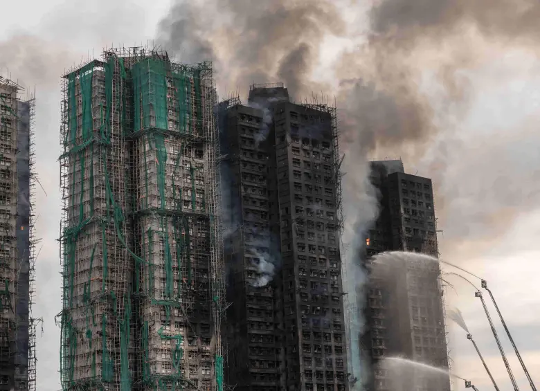 <b>Más de 700 bomberos intentan controlar el incendio de nivel cinco, mientras el calor extremo y los escombros complican el acceso a los edificios. FOTO: AFP. </b>
