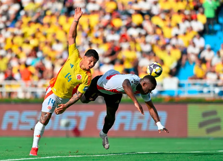 Juan Camilo Hernández estuvo bien referenciado por los defensores peruanos en el duelo frente a los incas. FOTO GETTY