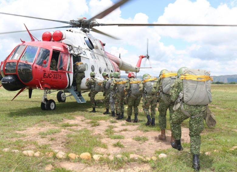 Un helicóptero del Ejército que intentaba rescatar el cuerpo de un militar muerto y a otros dos heridos fue atacado por el ELN. Foto: Twitter Ejército de Colombia