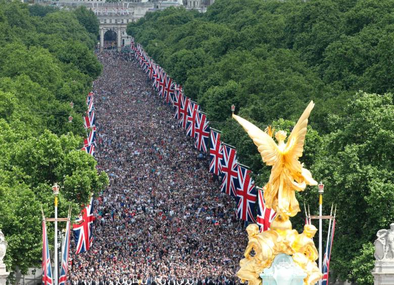 Miles de personas que ocuparon la gran avenida “The Mall”, que une el palacio con Whitehall, la zona gubernamental del país. 