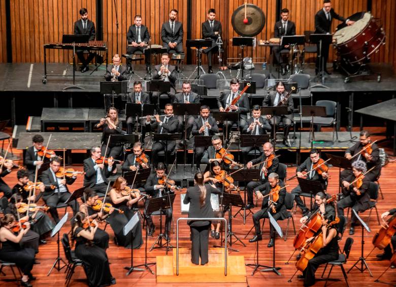 Este año Ana María Patiño Osorio fue nombrada como directora titular de la Orquesta Filarmónica de Medellín, convirtiéndose en la primera mujer en liderar una orquesta profesional en Colombia. Foto cortesía. 