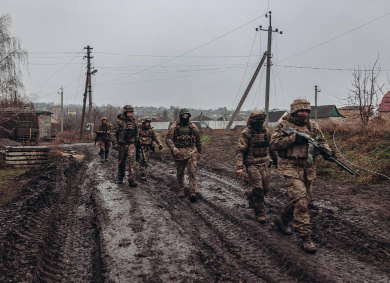 Los militares ucranianos trabajan en sus estrategias de defensa, para evitar que un posible ataque sobre su capital, Kiev, se convierta en una tragedia incontrolable. Hay alerta. FOTO getty