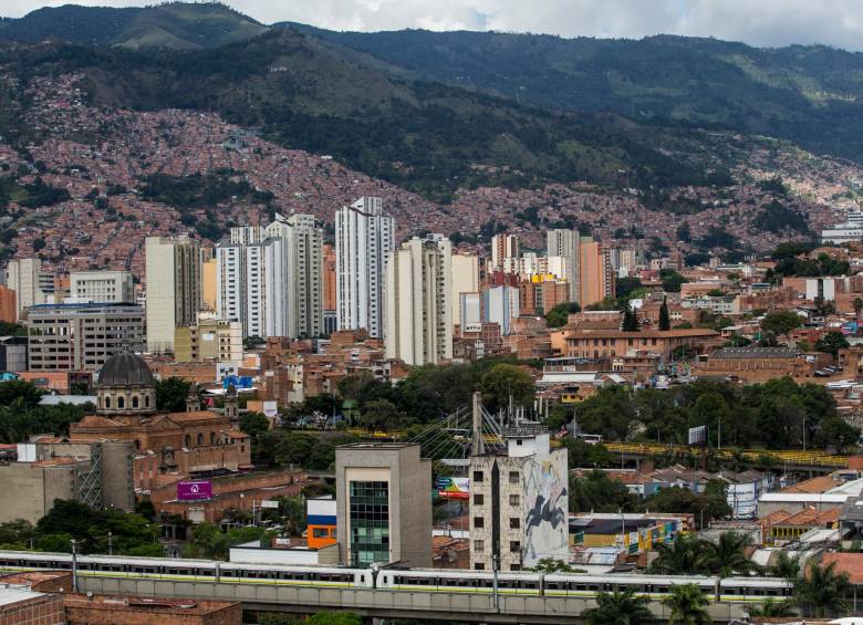 Descripción: Panorámica de Medellín, al fondo uno de los cerros tutelares de la ciudad, Pan de azúcar. Personajes: . Fecha de evento: 01/06/2020. Foto: Julio César Herrera