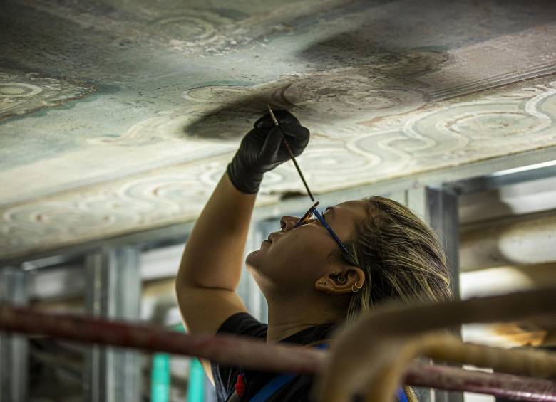 Los restauradores trabajan de forma meticulosa para devolverle el brillo de otras épocas al importante espacio de ciudad. Foto: Carlos Alberto Velásquez