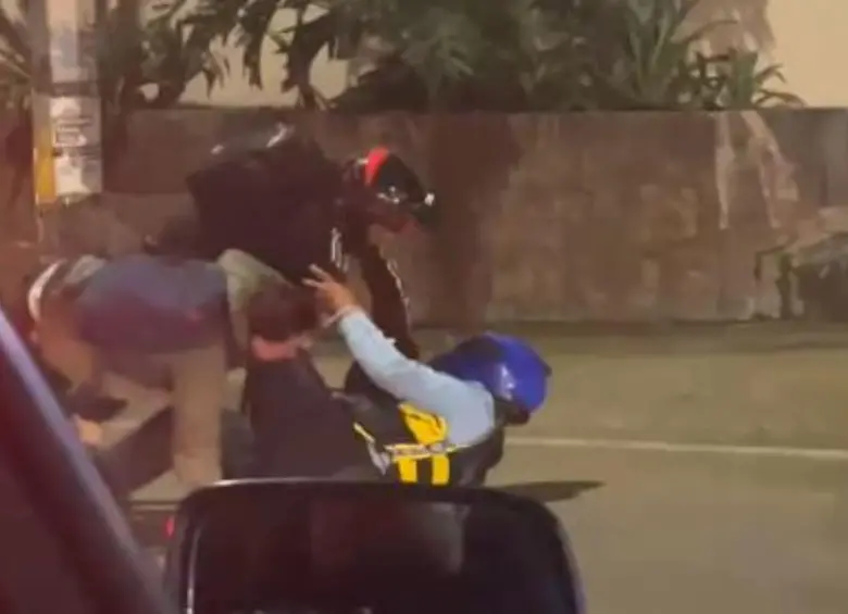 Así fue la agresión contra el agente de tránsito en el sector Manila. FOTO: Cortesía Denuncias Antioquia