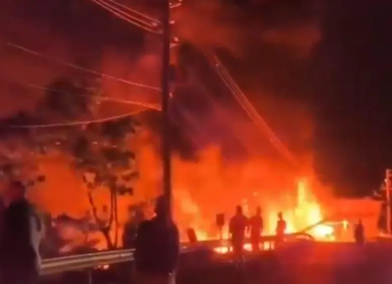 El camión provocó un incendio que tuvo que ser controlado por el cuerpo de Bomberos de municipios aledaños. Foto: Captura videos