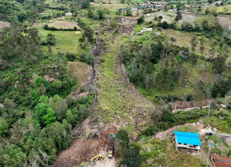 Este es el deslizamiento que tiene afectada la vía al Llano desde el pasado 6 de septiembre. FOTO: Tomada de X @CoviandinaSAS 