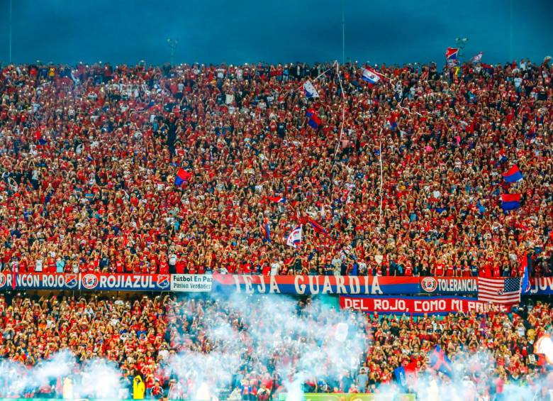 En el Atanasio hubo aforo total, 42.910 hinchas estuvieron presentes en el primer duelo de la final. 