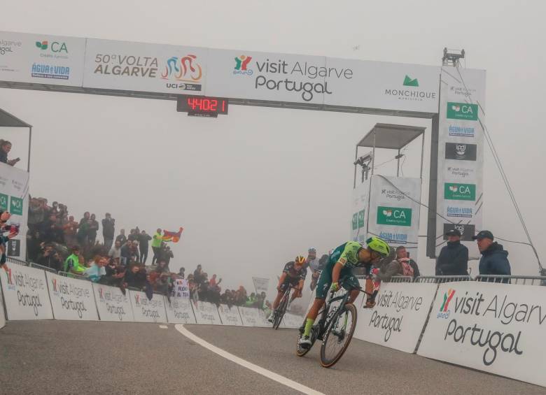 El colombiano Daniel Martínez llega primero en Portugal. FOTO @VoltAlgarve