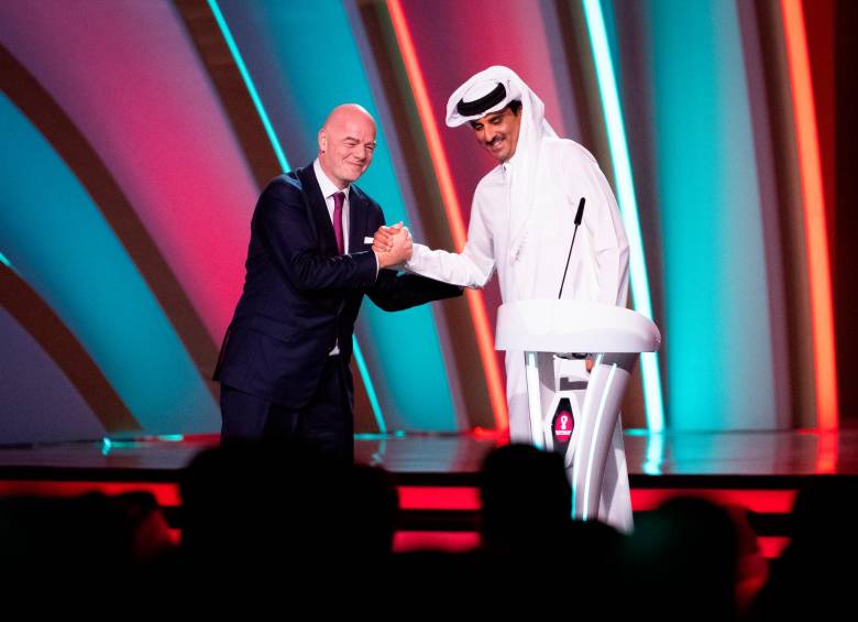 El presidente de la Fifa, Gianni Infantino y el emir jeque Tamim bin Hamad al-Thani, de Qatar, en el escenario del Centro de Exposiciones de Doha. FOTO GETTY