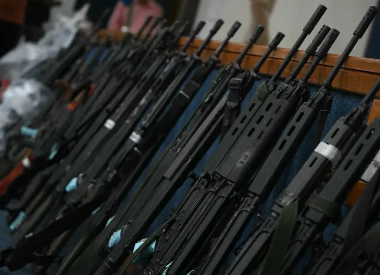 91 fusiles fueron incautados durante el operativo. FOTO: AFP.